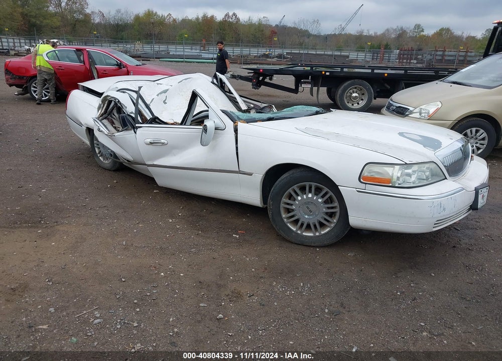 2008 LINCOLN TOWN CAR VIN: 2LNHM82W08X642413