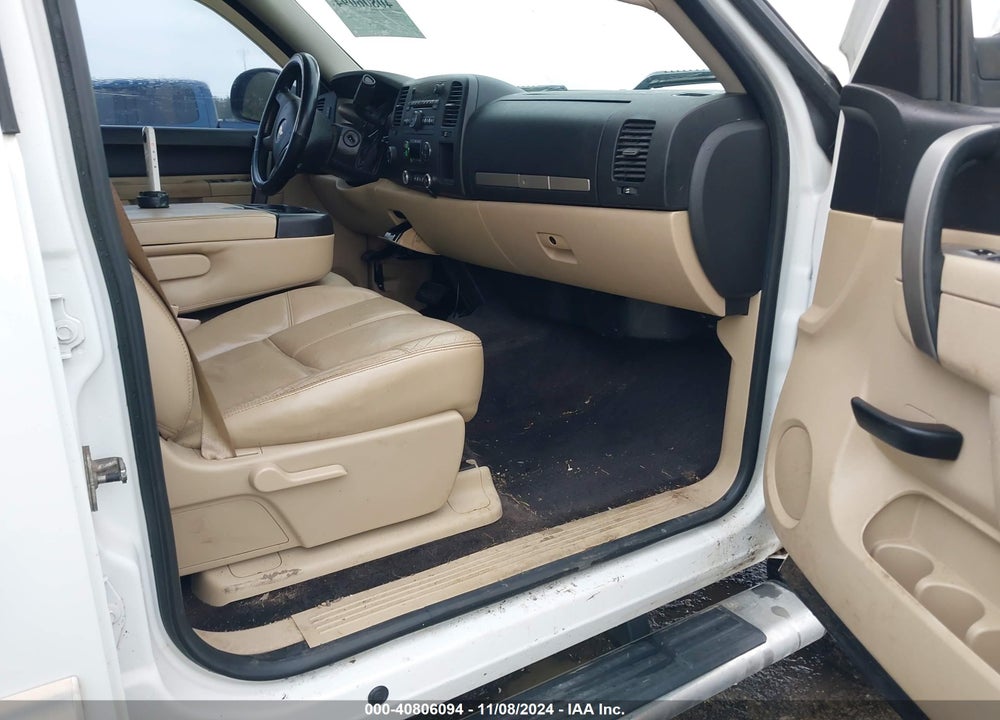 2011 CHEVROLET SILVERADO 1500 LT VIN: 3GCPKSE35BG221521