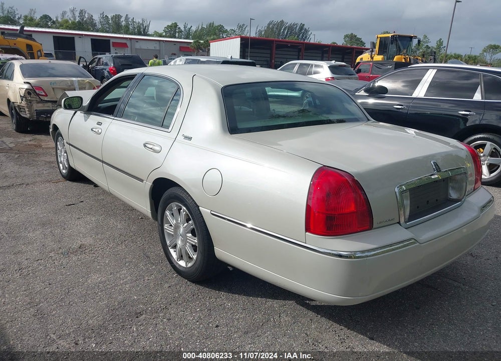 2007 LINCOLN TOWN CAR SIGNATURE LIMITED VIN: 1LNHM82W77Y639281