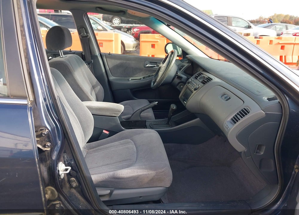 2000 HONDA ACCORD 2.3 LX VIN: JHMCG5647YC030363