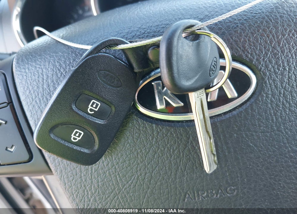 2011 KIA SORENTO LX VIN: 5XYKT4A11BG053348