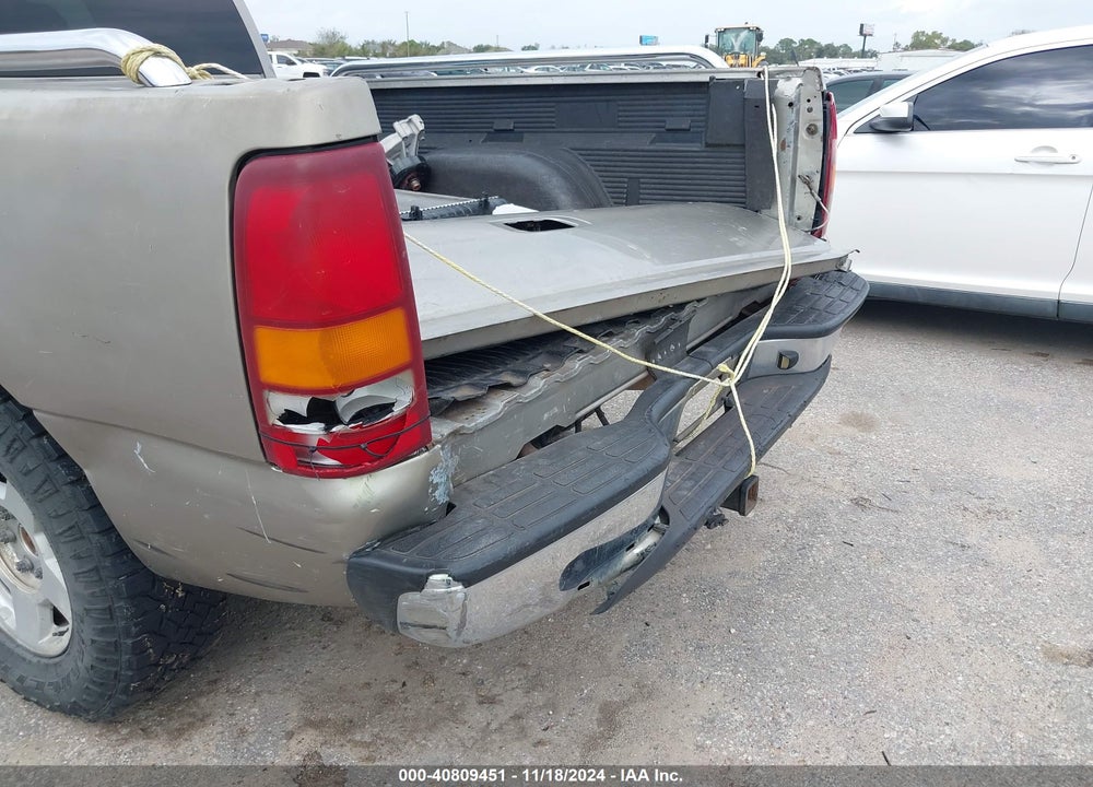 2001 CHEVROLET SILVERADO 1500 LS VIN: 2GCEC19T811346321