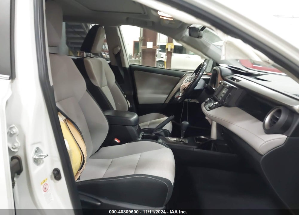 2018 TOYOTA RAV4 ADVENTURE/XLE VIN: JTMRFREV6JJ190395