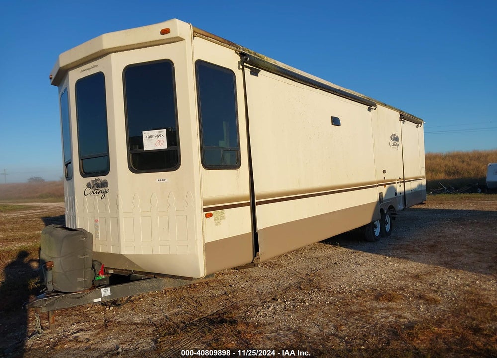 2017 FOREST RIVER COTTAGE TRAVEL TRAILER VIN: 4X4TCRS25HS217044