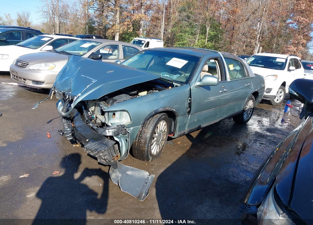 2004 LINCOLN TOWN CAR SIGNATURE VIN: 1LNHM81W04Y610413