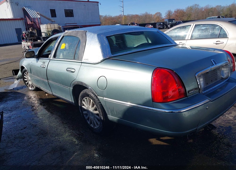 2004 LINCOLN TOWN CAR SIGNATURE VIN: 1LNHM81W04Y610413