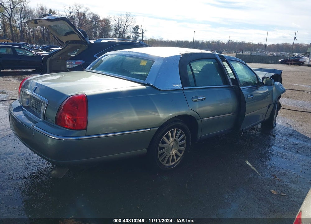 2004 LINCOLN TOWN CAR SIGNATURE VIN: 1LNHM81W04Y610413