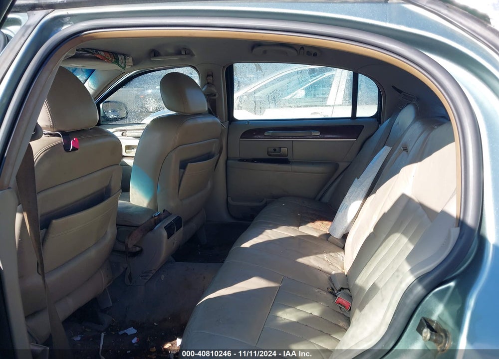 2004 LINCOLN TOWN CAR SIGNATURE VIN: 1LNHM81W04Y610413