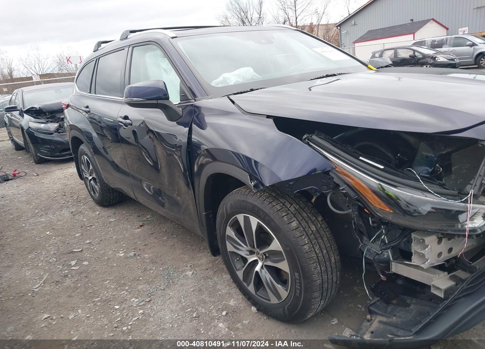 2022 TOYOTA HIGHLANDER XLE VIN: 5TDGZRBH8NS577407