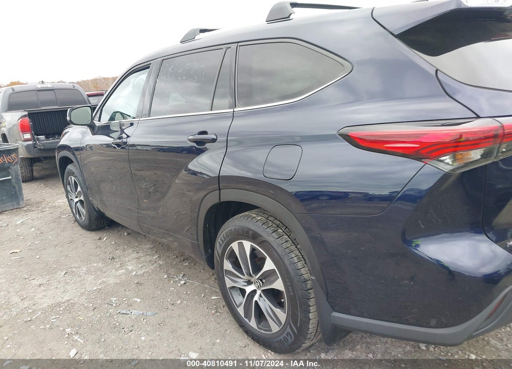 2022 TOYOTA HIGHLANDER XLE VIN: 5TDGZRBH8NS577407
