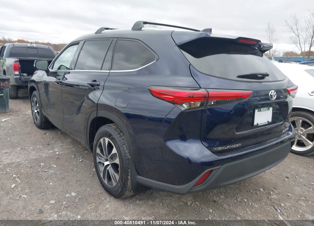 2022 TOYOTA HIGHLANDER XLE VIN: 5TDGZRBH8NS577407