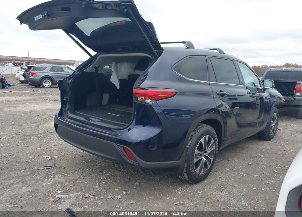 2022 TOYOTA HIGHLANDER XLE VIN: 5TDGZRBH8NS577407