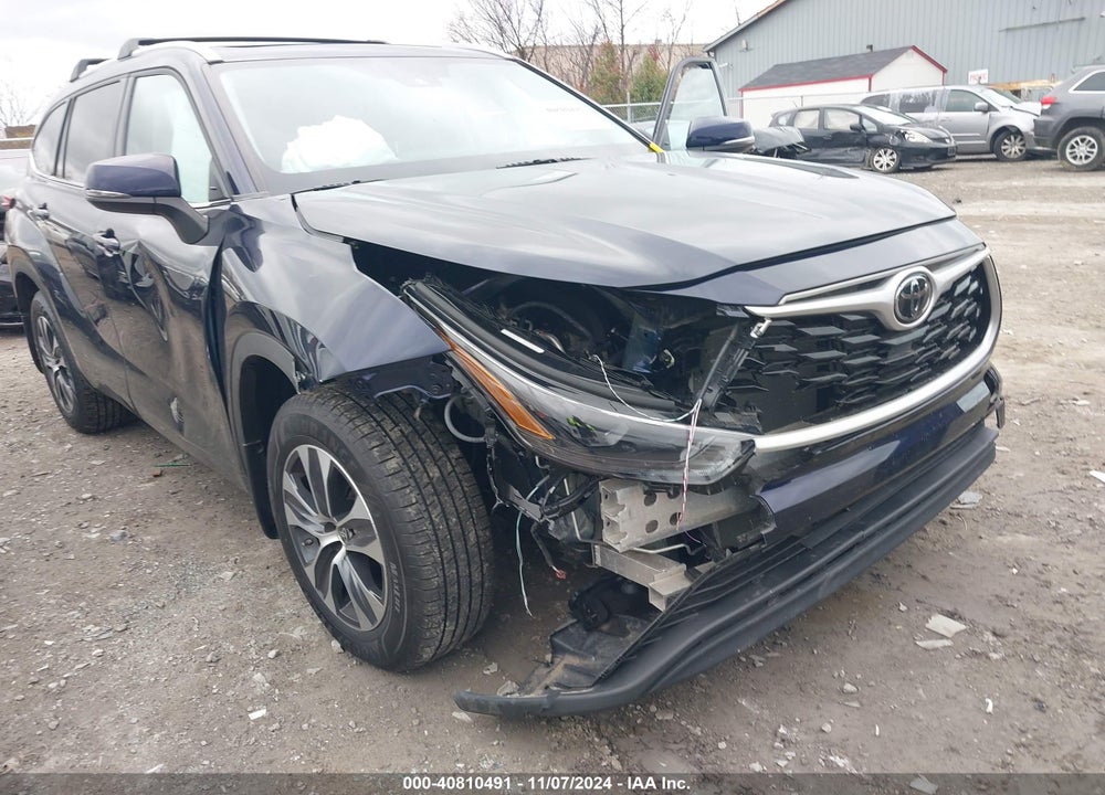2022 TOYOTA HIGHLANDER XLE VIN: 5TDGZRBH8NS577407