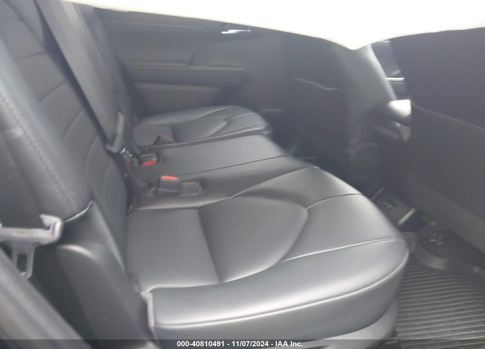 2022 TOYOTA HIGHLANDER XLE VIN: 5TDGZRBH8NS577407