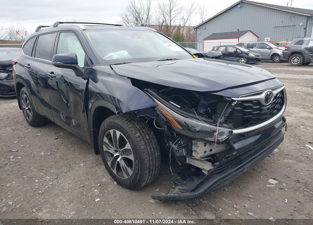 2022 TOYOTA HIGHLANDER XLE VIN: 5TDGZRBH8NS577407