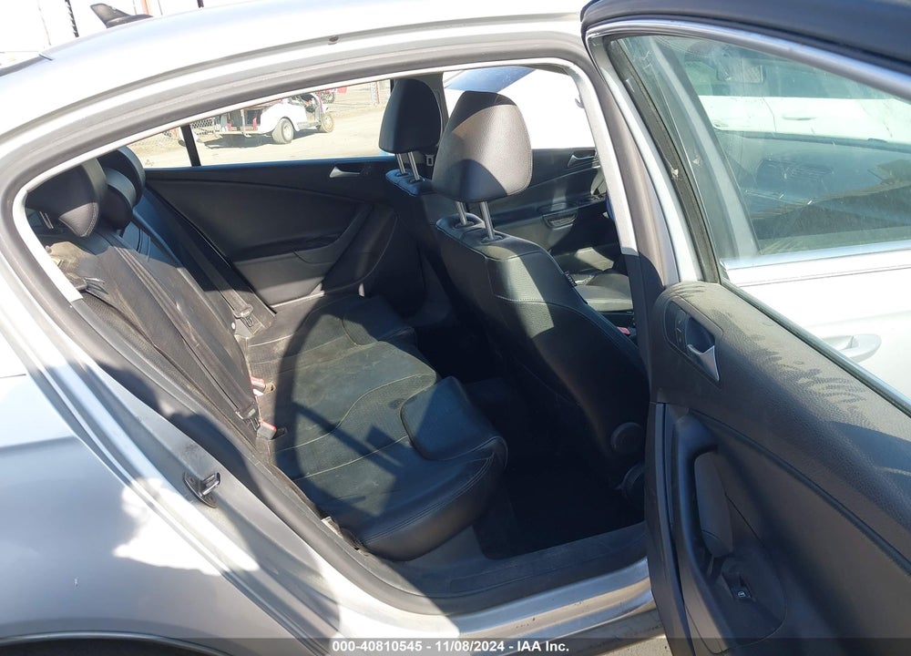 2010 VOLKSWAGEN PASSAT KOMFORT VIN: WVWJK7AN0AE057532