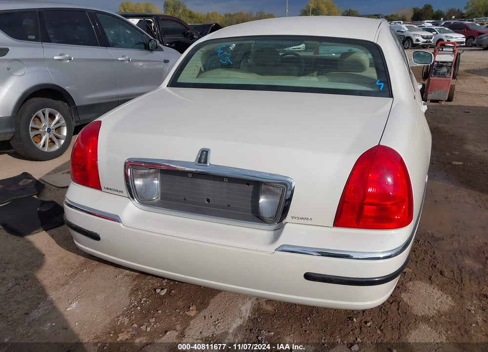 2006 LINCOLN TOWN CAR VIN: 1LNHM81V86Y640608