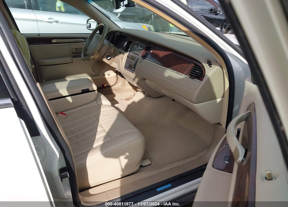 2006 LINCOLN TOWN CAR VIN: 1LNHM81V86Y640608