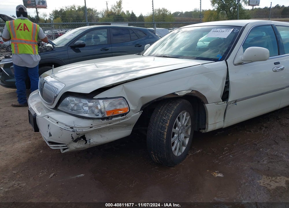 2006 LINCOLN TOWN CAR VIN: 1LNHM81V86Y640608
