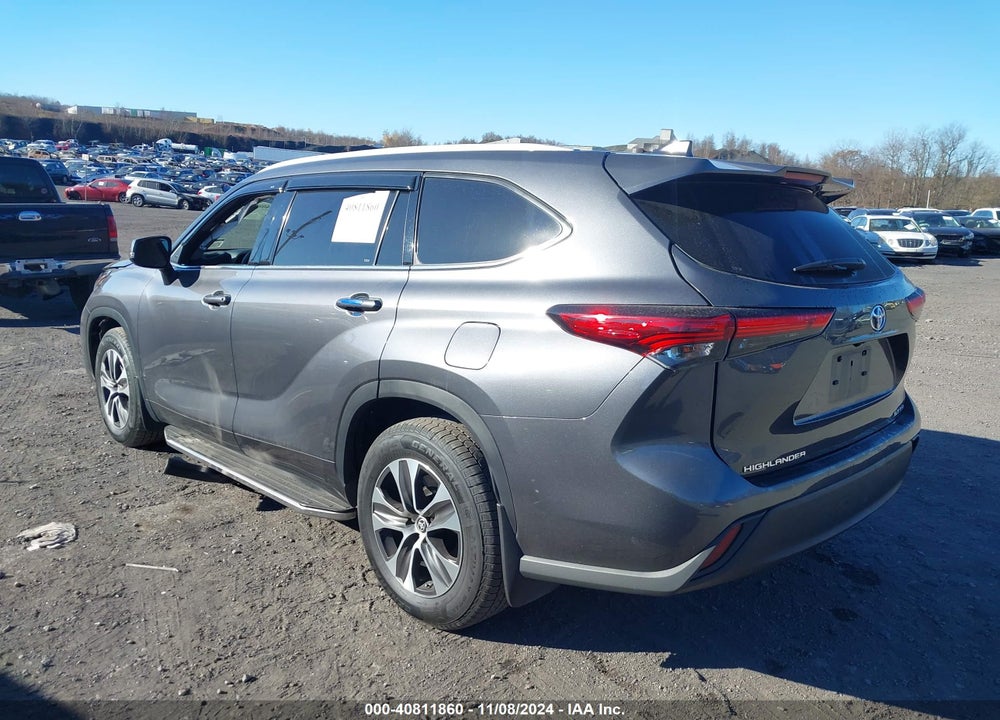 2022 TOYOTA HIGHLANDER XLE VIN: 5TDGZRBHXNS235778