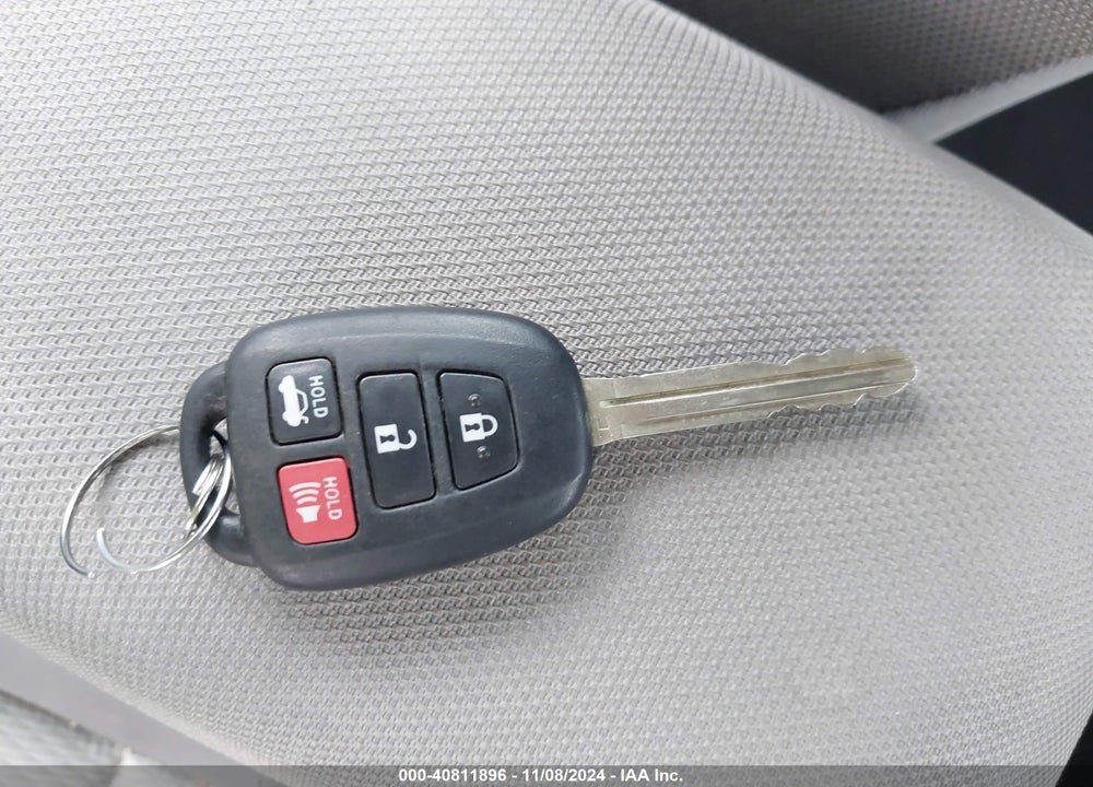 2017 TOYOTA COROLLA LE VIN: 5YFBURHE5HP683087
