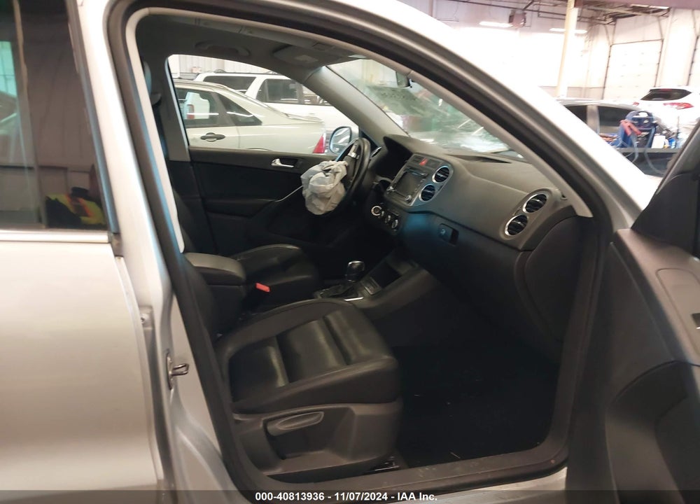 2011 VOLKSWAGEN TIGUAN SE VIN: WVGBV7AX3BW530019