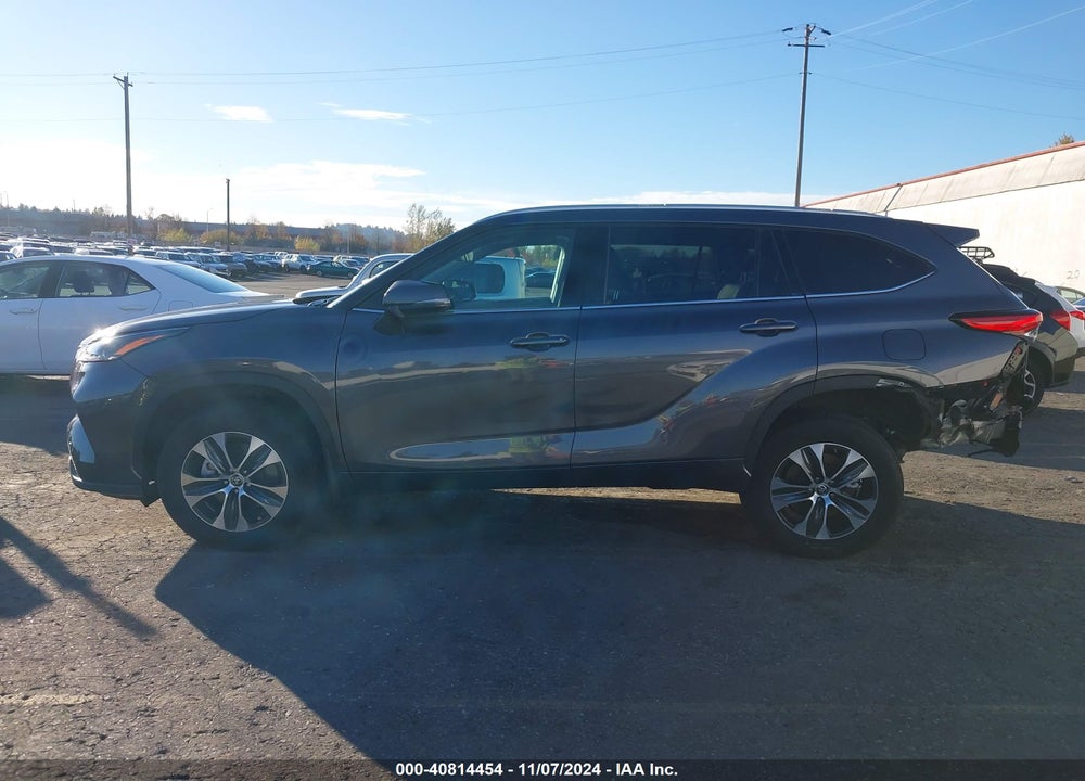 2022 TOYOTA HIGHLANDER XLE VIN: 5TDHZRBH6NS580892