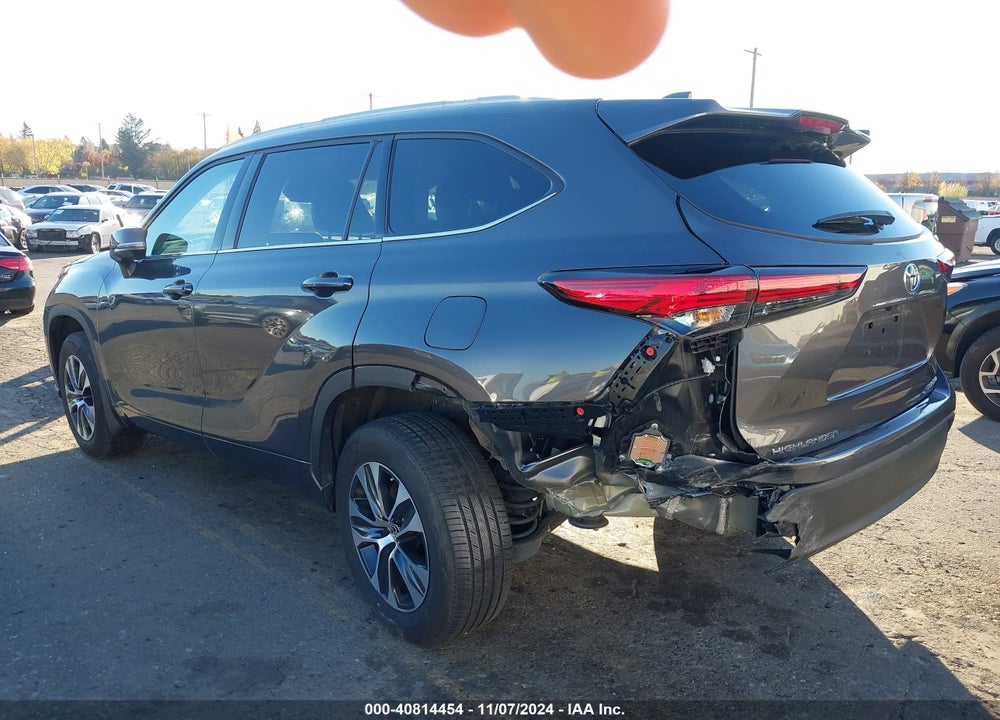 2022 TOYOTA HIGHLANDER XLE VIN: 5TDHZRBH6NS580892