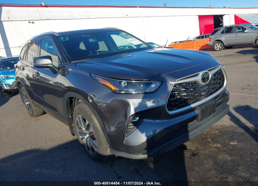 2022 TOYOTA HIGHLANDER XLE VIN: 5TDHZRBH6NS580892