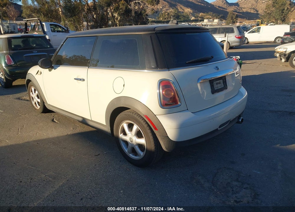 2009 MINI COOPER VIN: WMWMF33549TT68991