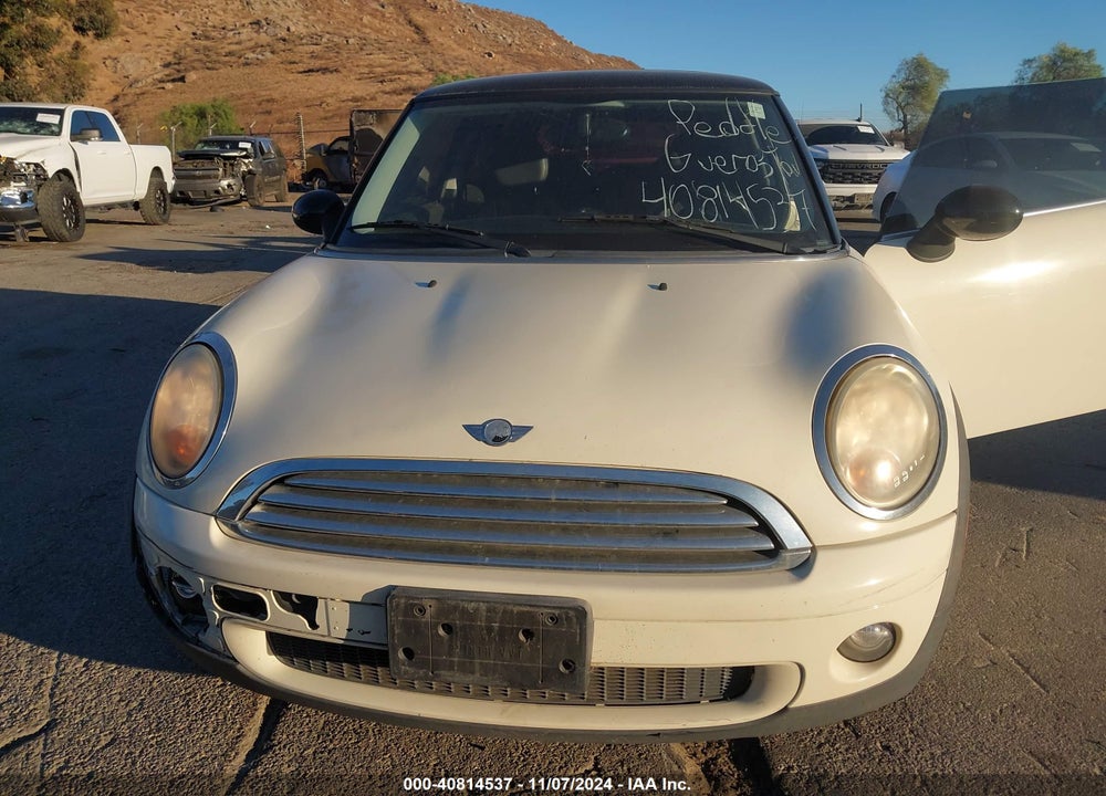 2009 MINI COOPER VIN: WMWMF33549TT68991