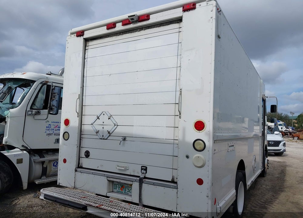 2001 FREIGHTLINER CHASSIS M LINE WALK-IN VAN VIN: 4UZAANBW91CJ22318
