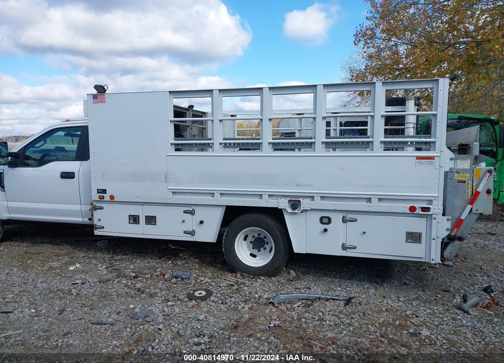 2017 FORD F-350 CHASSIS XL VIN: 1FDRF3G61HEF00180