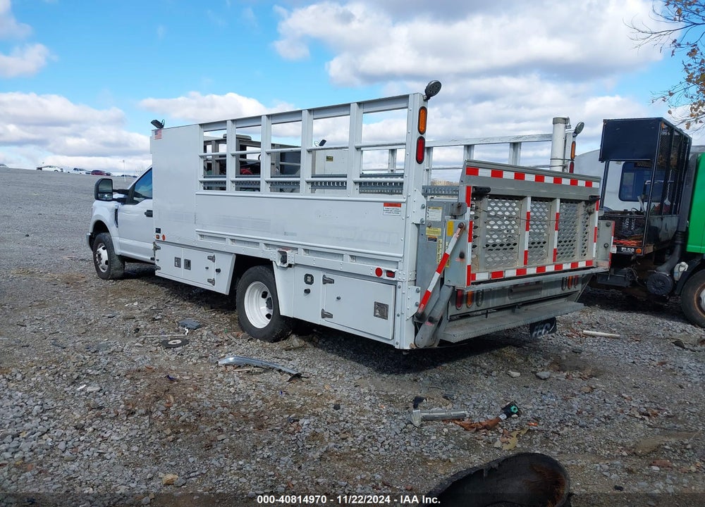 2017 FORD F-350 CHASSIS XL VIN: 1FDRF3G61HEF00180