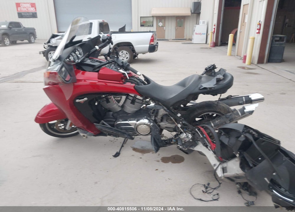 2015 VICTORY MOTORCYCLES VISION TOUR VIN: 5VPSW36N8F3040055