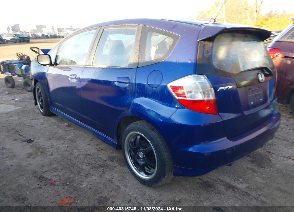2013 HONDA FIT VIN: JHMGE8H52DC020218