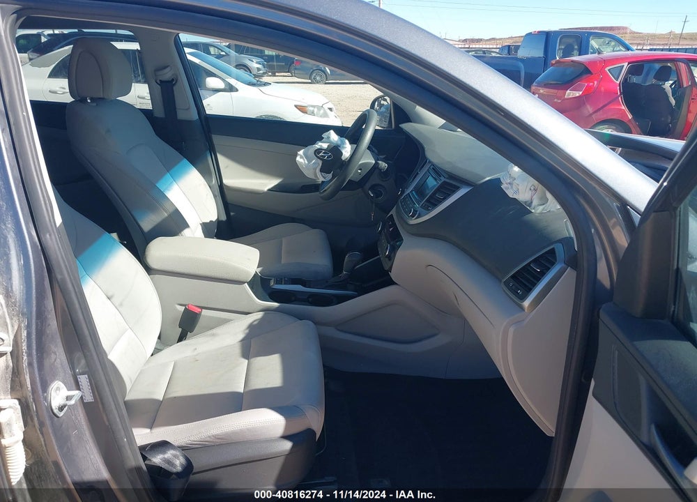2017 HYUNDAI TUCSON SE VIN: KM8J33A41HU552220