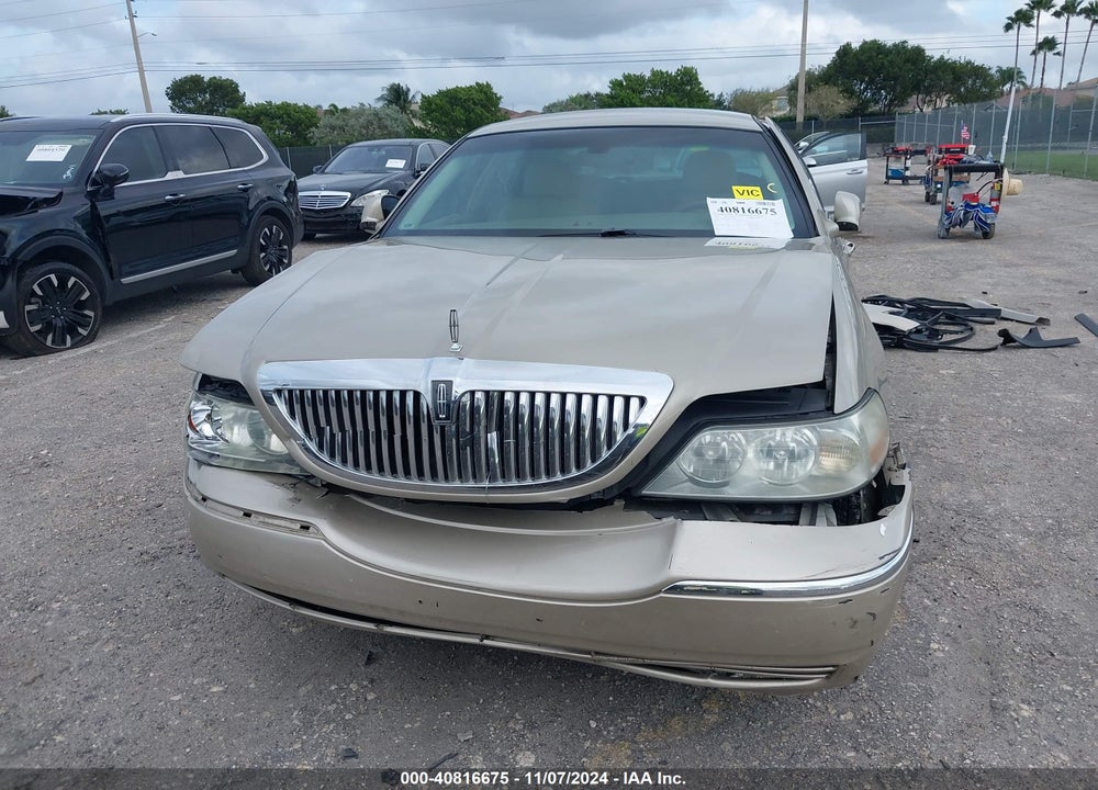 2004 LINCOLN TOWN CAR SIGNATURE VIN: 1LNHM81W74Y656854
