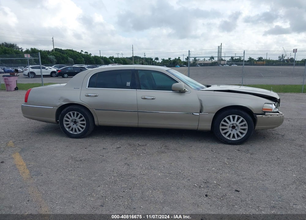 2004 LINCOLN TOWN CAR SIGNATURE VIN: 1LNHM81W74Y656854