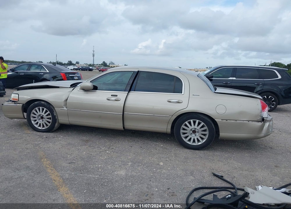 2004 LINCOLN TOWN CAR SIGNATURE VIN: 1LNHM81W74Y656854