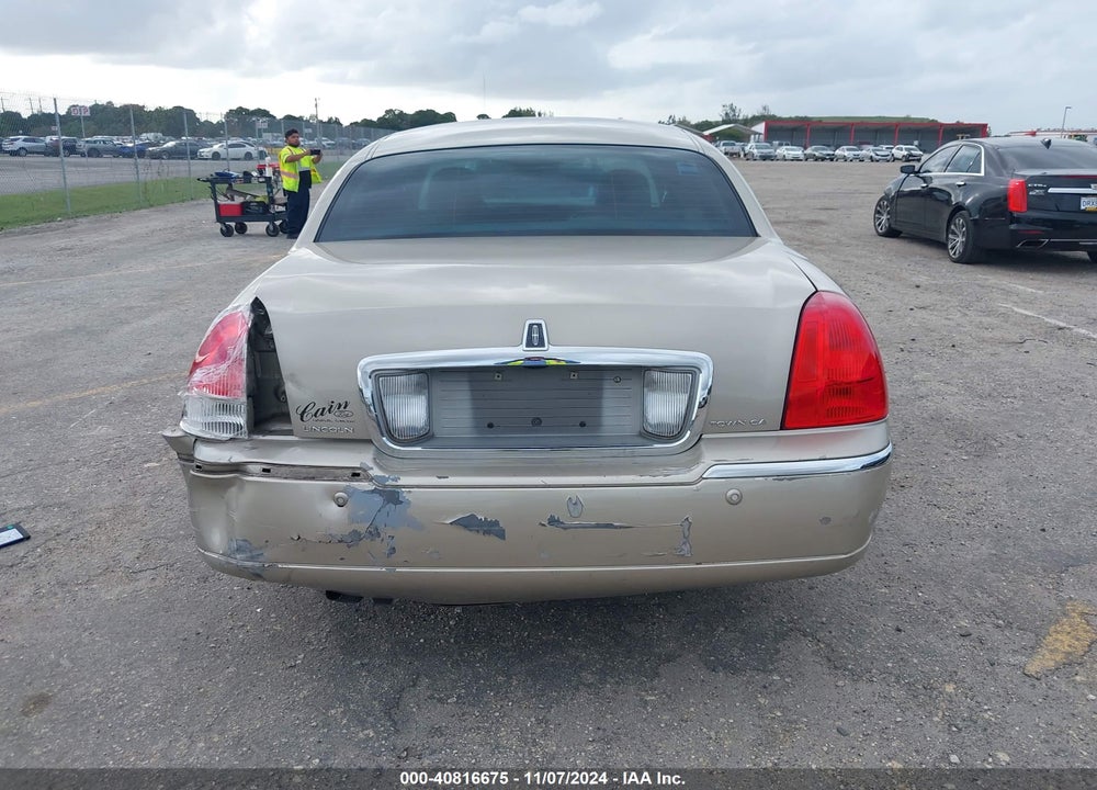 2004 LINCOLN TOWN CAR SIGNATURE VIN: 1LNHM81W74Y656854