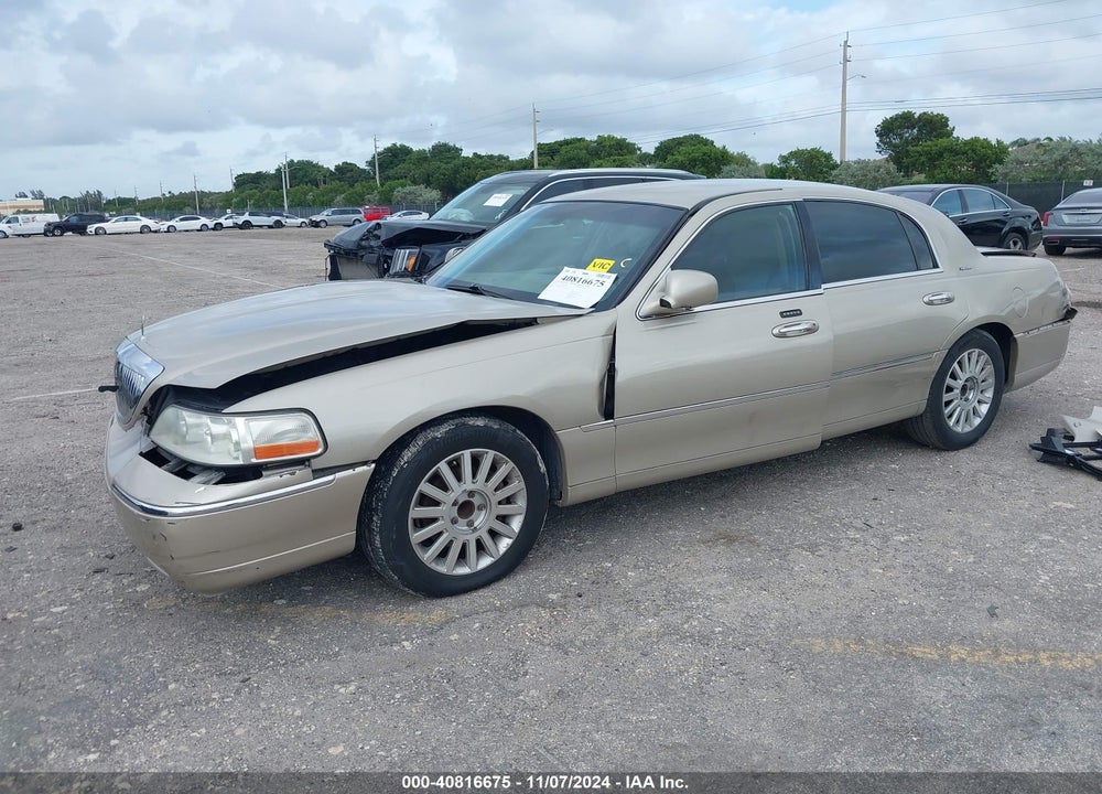 2004 LINCOLN TOWN CAR SIGNATURE VIN: 1LNHM81W74Y656854