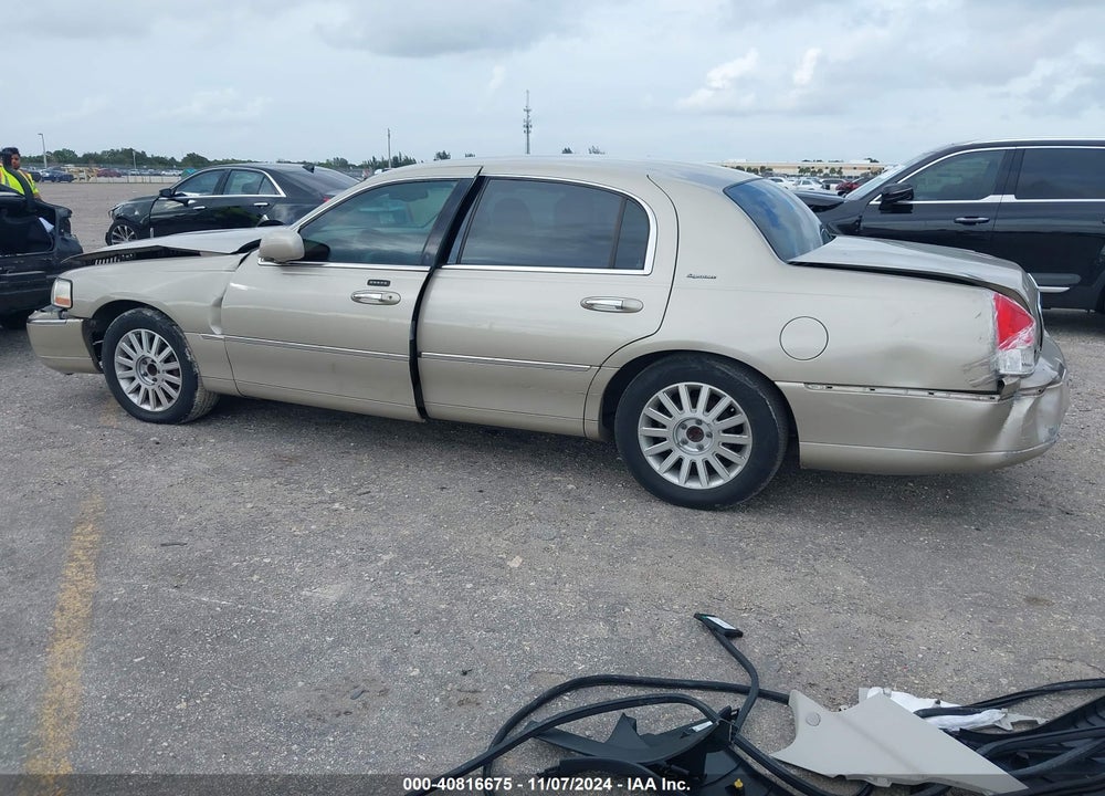 2004 LINCOLN TOWN CAR SIGNATURE VIN: 1LNHM81W74Y656854