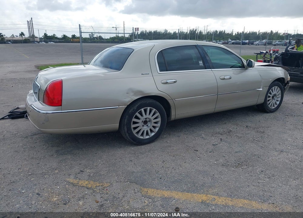 2004 LINCOLN TOWN CAR SIGNATURE VIN: 1LNHM81W74Y656854