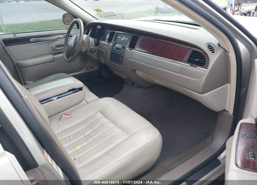 2004 LINCOLN TOWN CAR SIGNATURE VIN: 1LNHM81W74Y656854