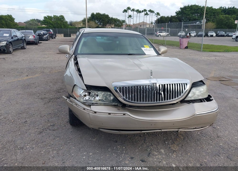 2004 LINCOLN TOWN CAR SIGNATURE VIN: 1LNHM81W74Y656854