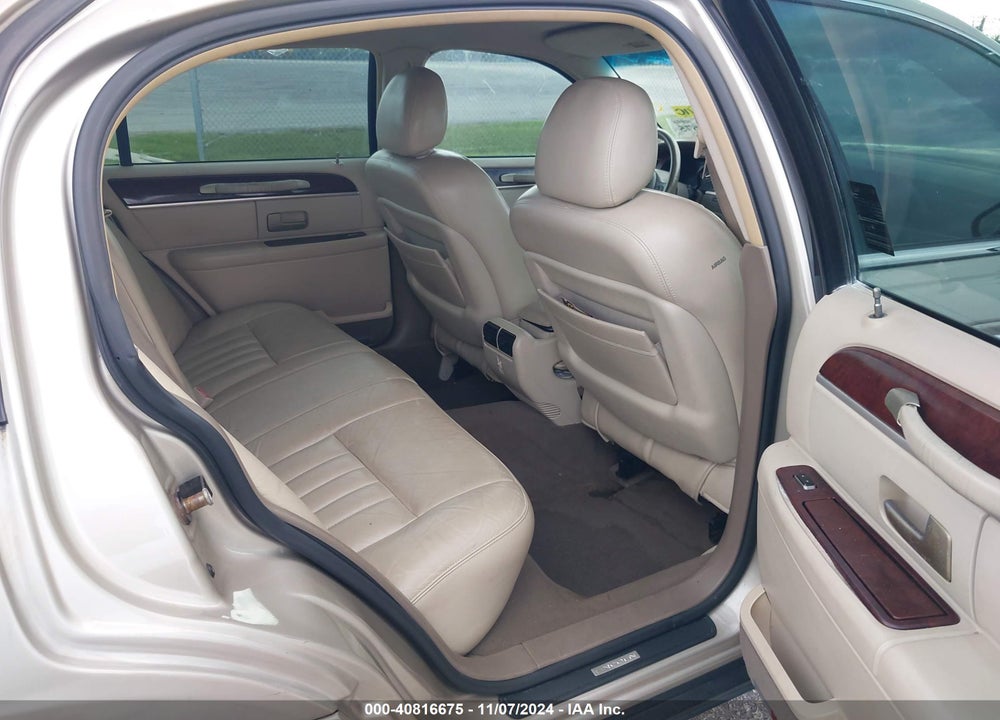 2004 LINCOLN TOWN CAR SIGNATURE VIN: 1LNHM81W74Y656854