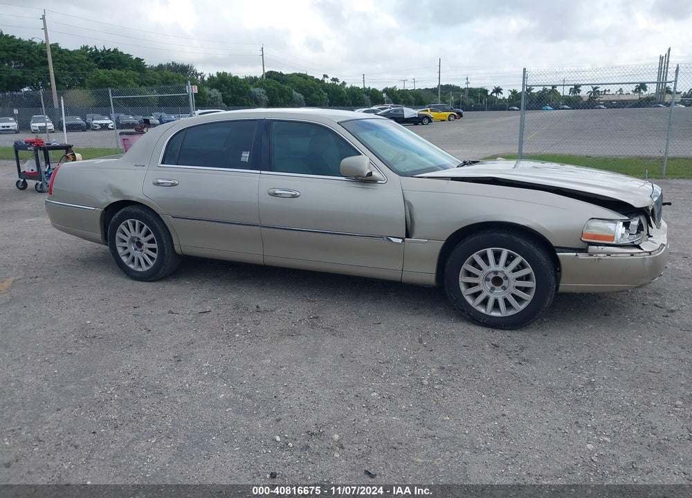 2004 LINCOLN TOWN CAR SIGNATURE VIN: 1LNHM81W74Y656854