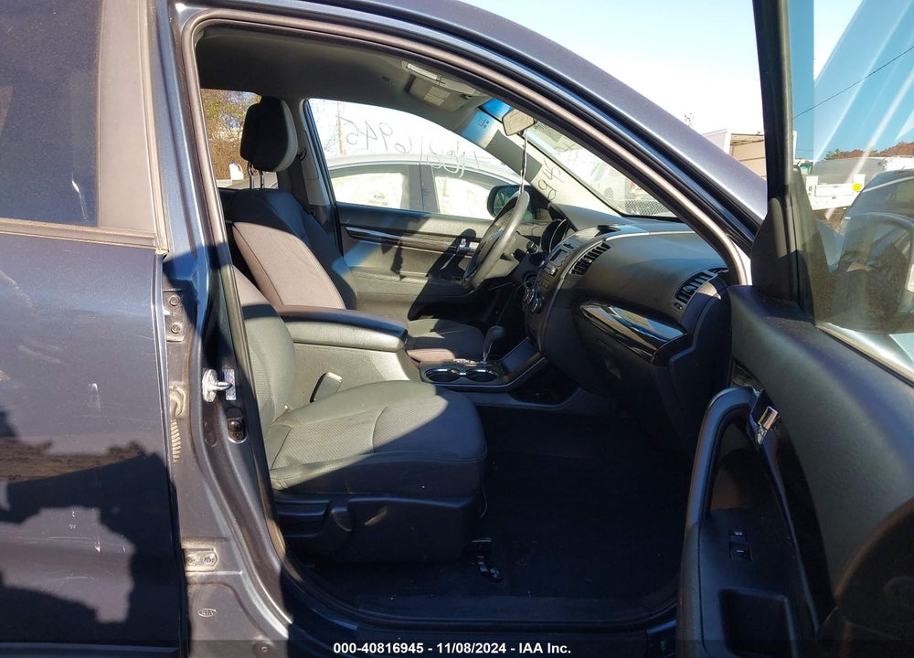 2011 KIA SORENTO LX VIN: 5XYKTCA15BG072950