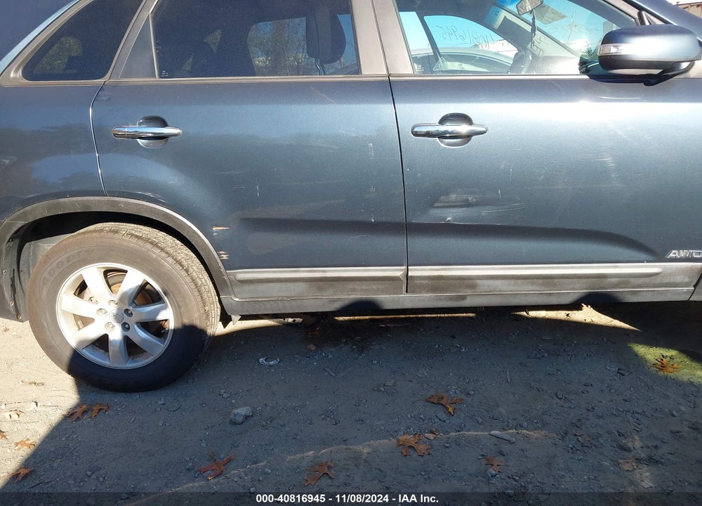 2011 KIA SORENTO LX VIN: 5XYKTCA15BG072950